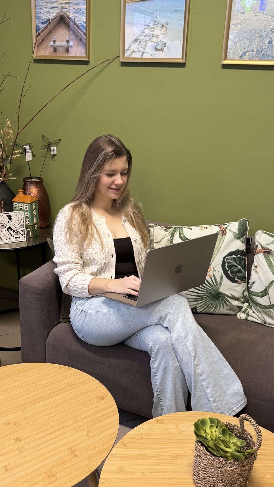 Peťa Nedělková pracuje na notebooku v kavárně